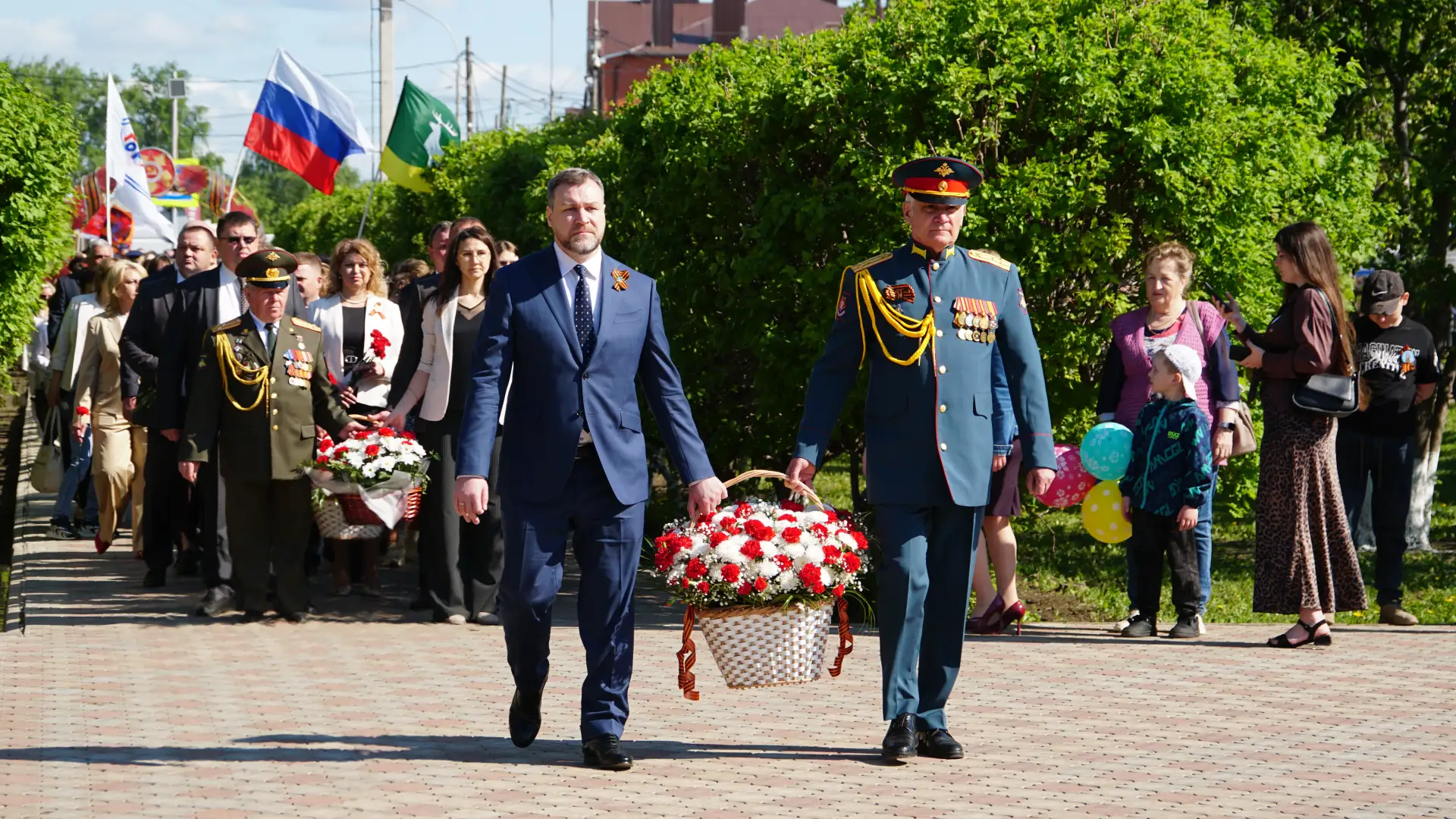 Коллектив МУП ЖКХ города Бузулука возложил цветы к Вечному огню
⁣
Сегодня центральным местом праздно