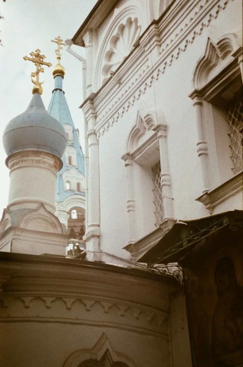 📸 Храм Петра и Павла особенно красив в это время года

Эти атмосферные кадры храма Петра и Павла то
