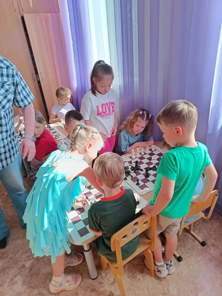 Лето — не повод ставить шах и мат тренировкам! ♟️☀️

Дорогие родители и юные стратеги! 🧠 Спешим соо