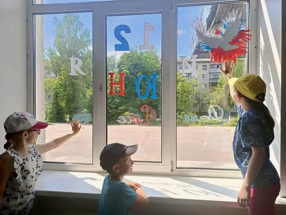 🎨 УКРАШАЕМ ОКНА КО ДНЮ РОССИИ! 🇷🇺✂️
В нашем лагере «Острова Дружбы» уже вовсю чувствуется приближ