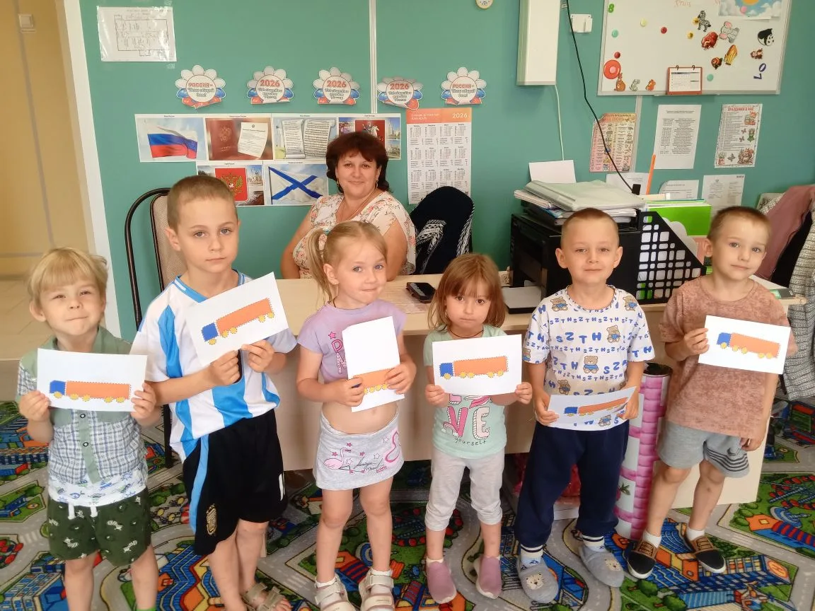 С ребятами сегодня сделали аппликации на тему " автомобили 🚗 "