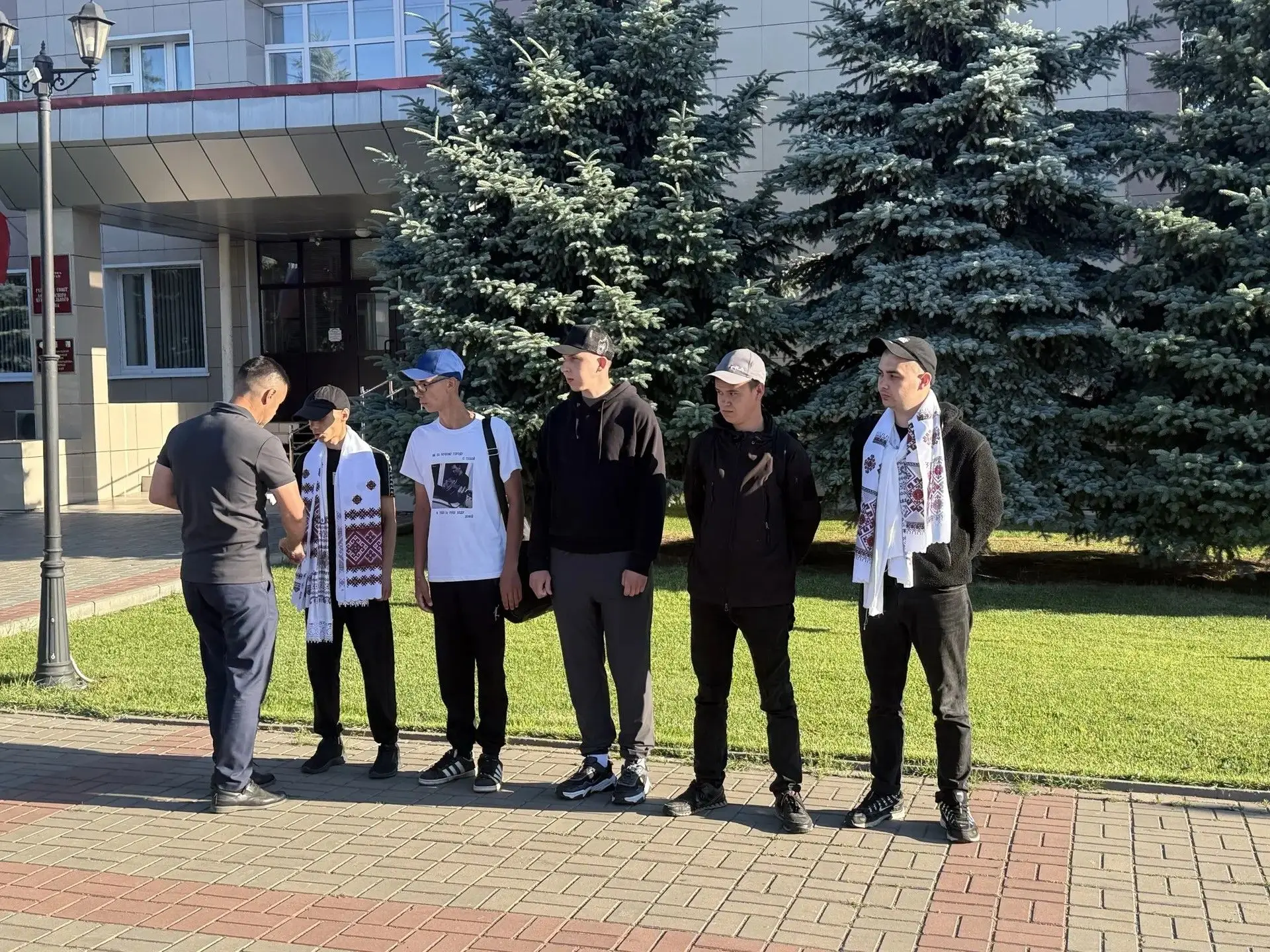 Сегодня утром пятеро молодых жителей района отправились на сборный пункт военкомата Республики Татар