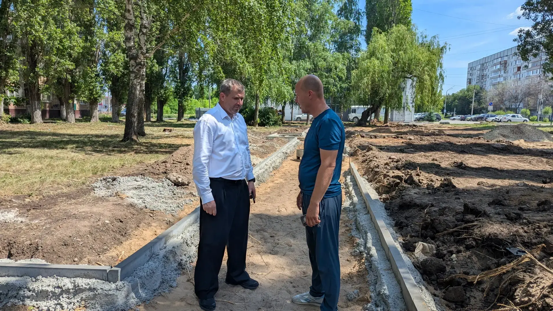 Осмотрели ход работ по благоустройству территорию в районе «Золушки» на проспекте Героев

Долгое вре