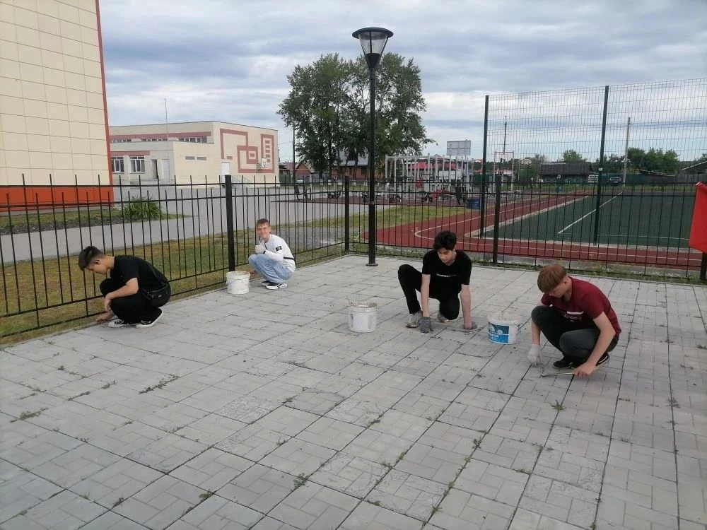 🌱 Продолжаем нашу летнюю практику☀️ 
На этой неделе наши ребята работают у мемориала. Обновили клум