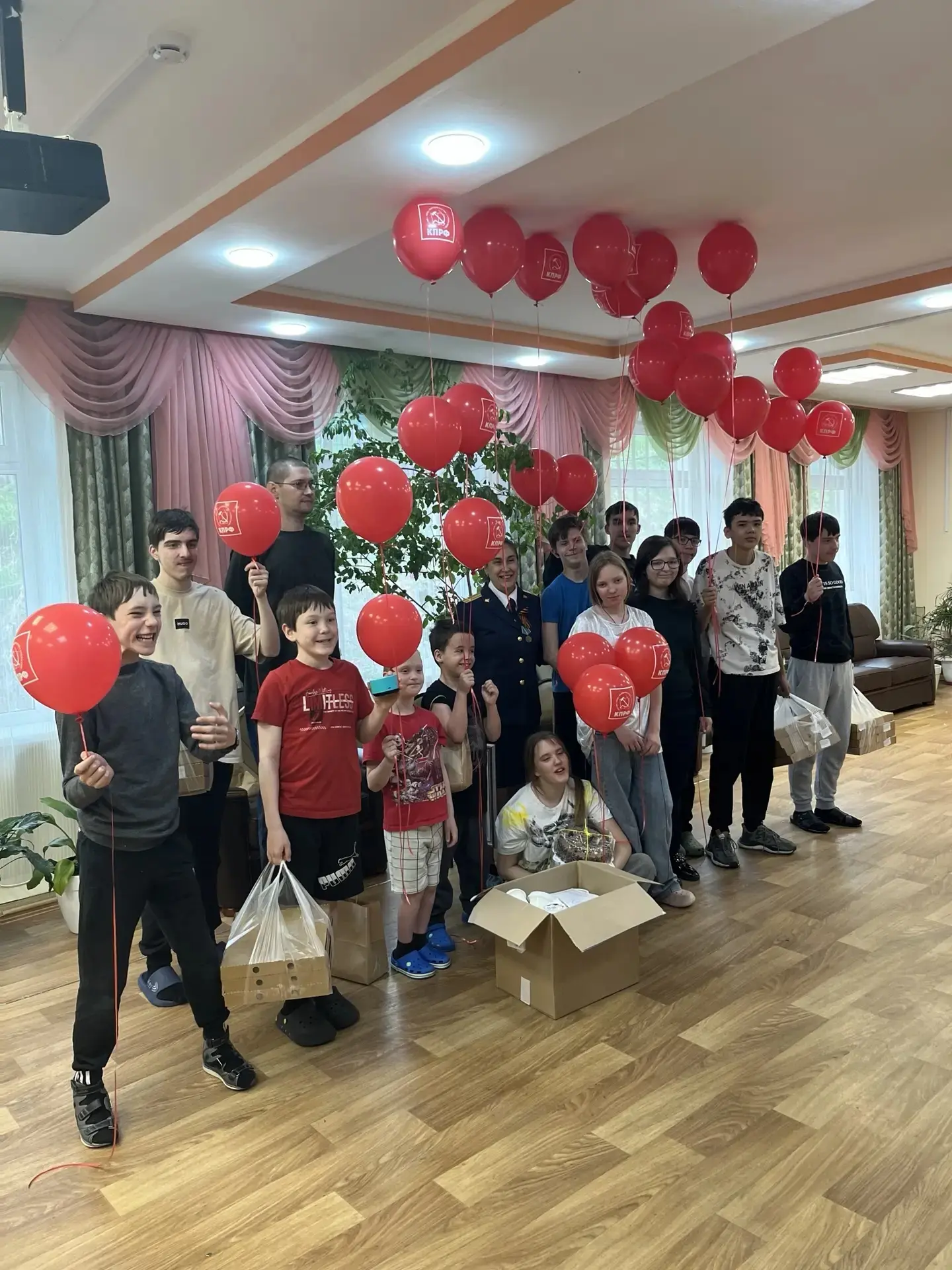Воспитанников поздравили с Днем защиты детей.
В день праздника ребятам подарили вместительные термос