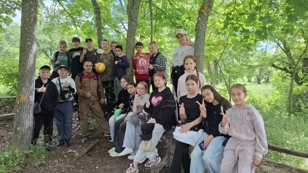 С утра ярко светит солнце🌞. Погода прекрасная. Дети пришли в лагерь с хорошим настроением.  Каждый 