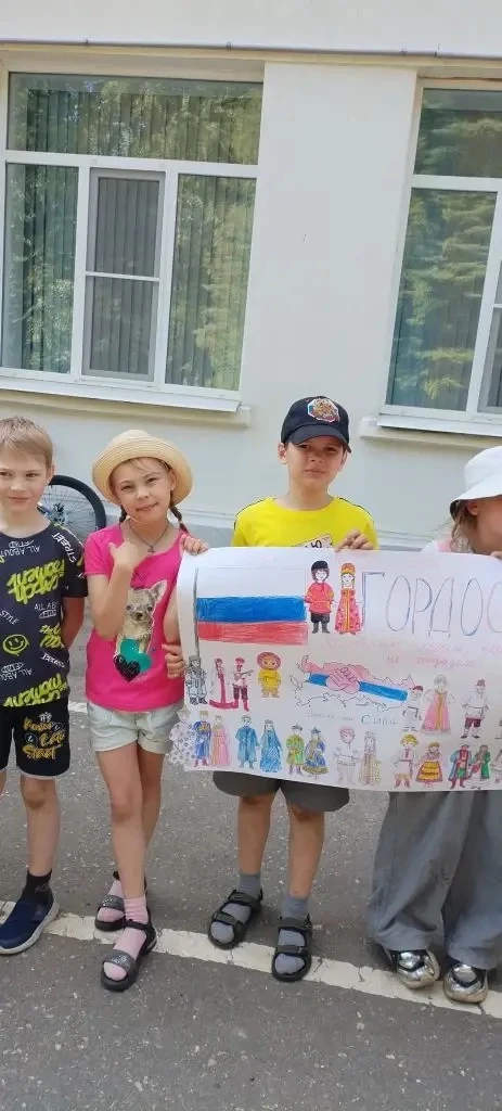 Россия в сердцах и красках! 🇷🇺🎨

Сегодня в пришкольном лагере, в преддверии Дня России, наши ребя