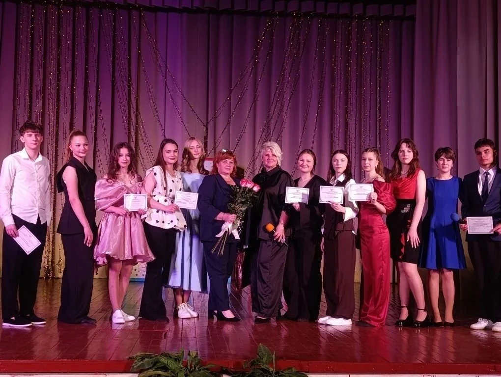 Дорогие наши выпускники!

Кажется, ещё вчера вы робко переступали порог творческих объединений, с лю