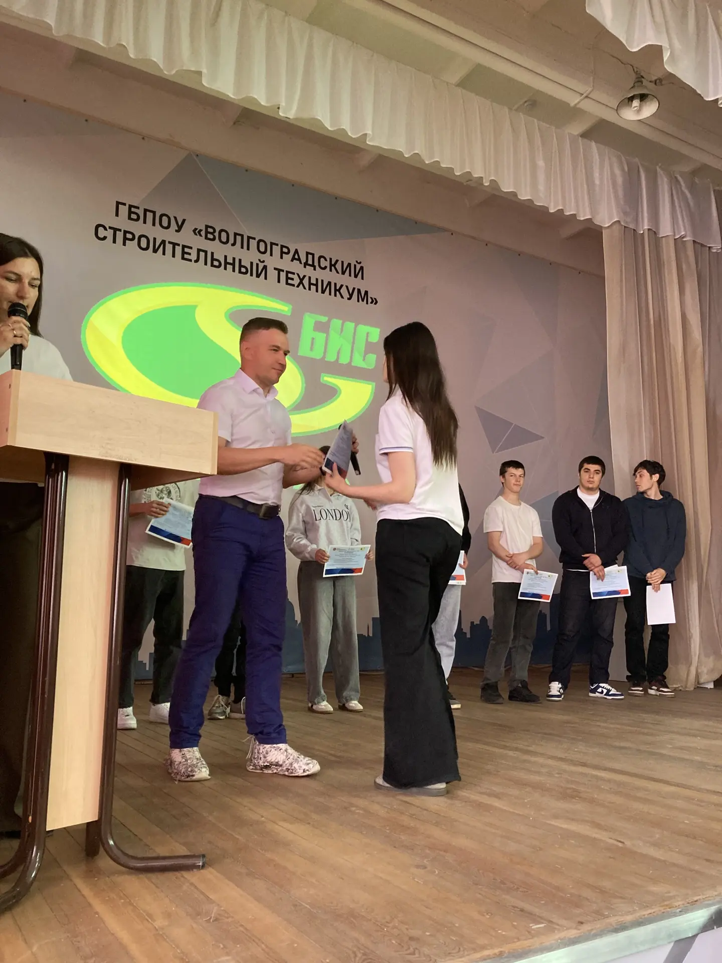 Кто строит будущее? Те, кто сегодня выбирает профессию 👷‍♂️🏗
Представители АК «ТПГ «БИС» приняли у