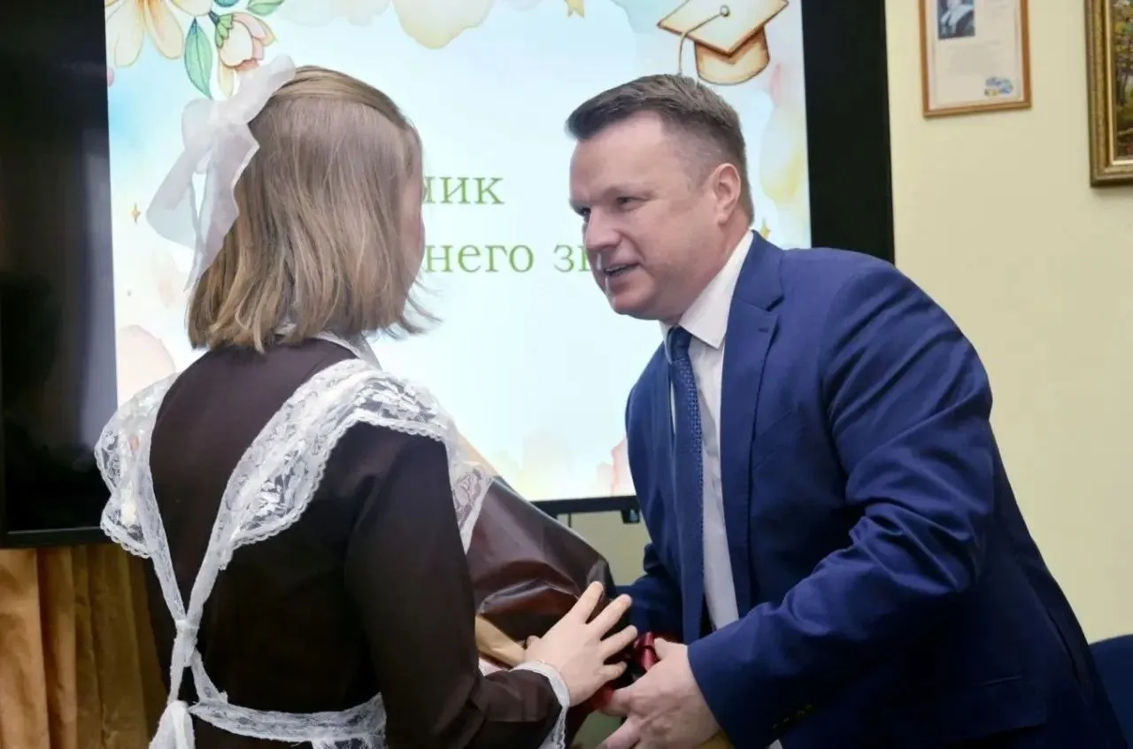ПОСЛЕДНИЙ ЗВОНОК
26.05.2026 у нас в школе прозвенел последний звонок для 9 и 11 классов, это мелодия