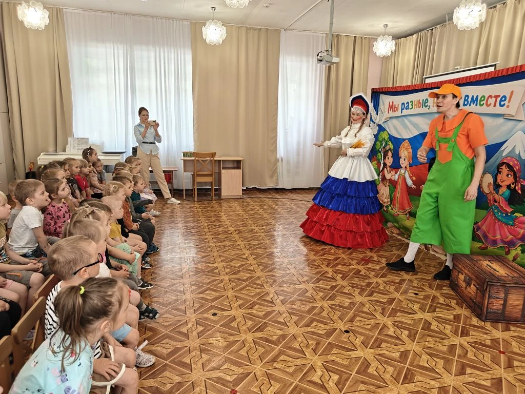 К ребятам приезжала МАСТЕРСКАЯ СКАЗОК с прекрасным спектаклем "Мы разные, но мы вместе". Дети узнали