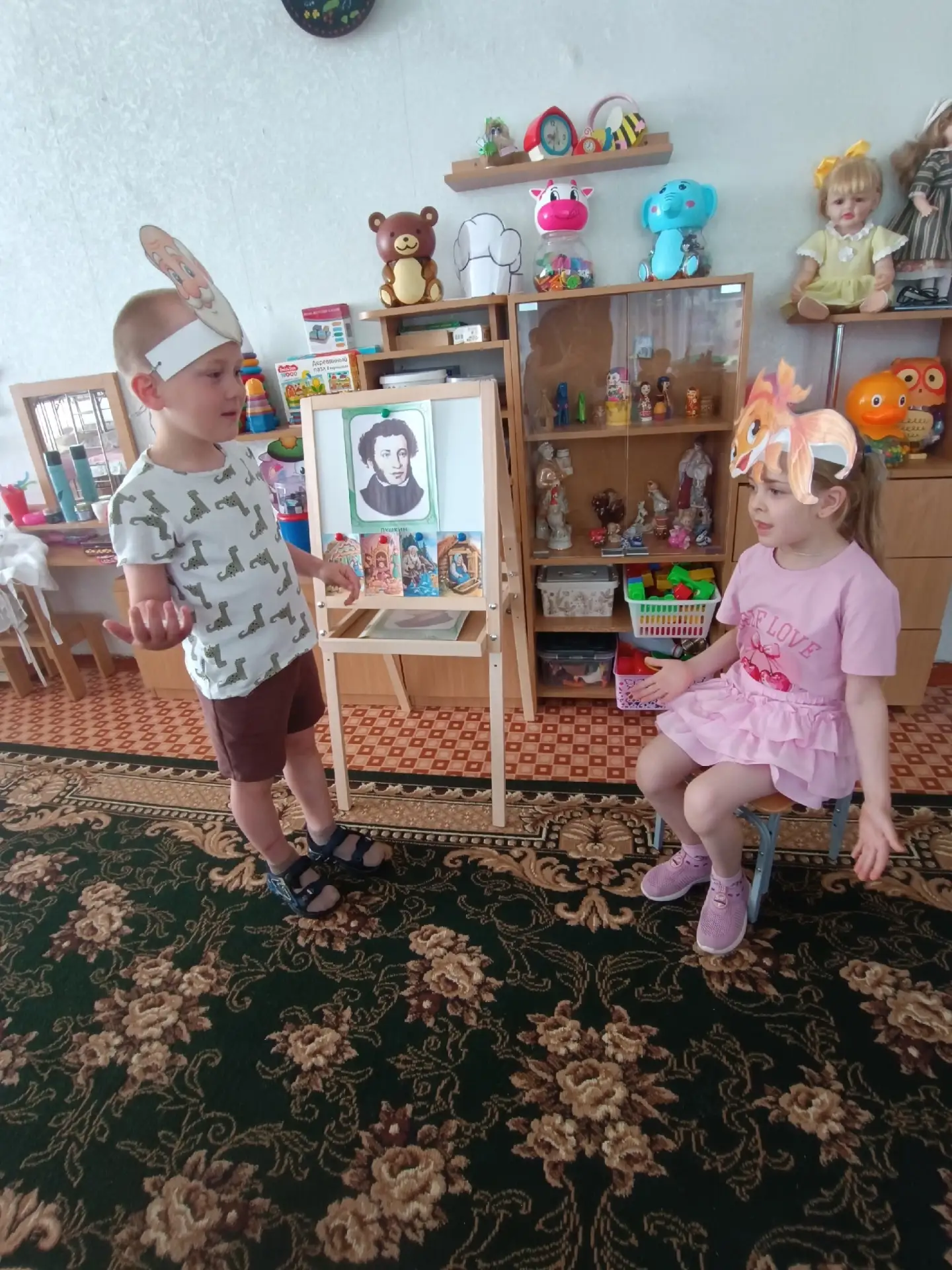 На занятии ко Дню Пушкина дети средней группы "Смешарики" познакомились со «Сказкой о рыбаке и рыбке