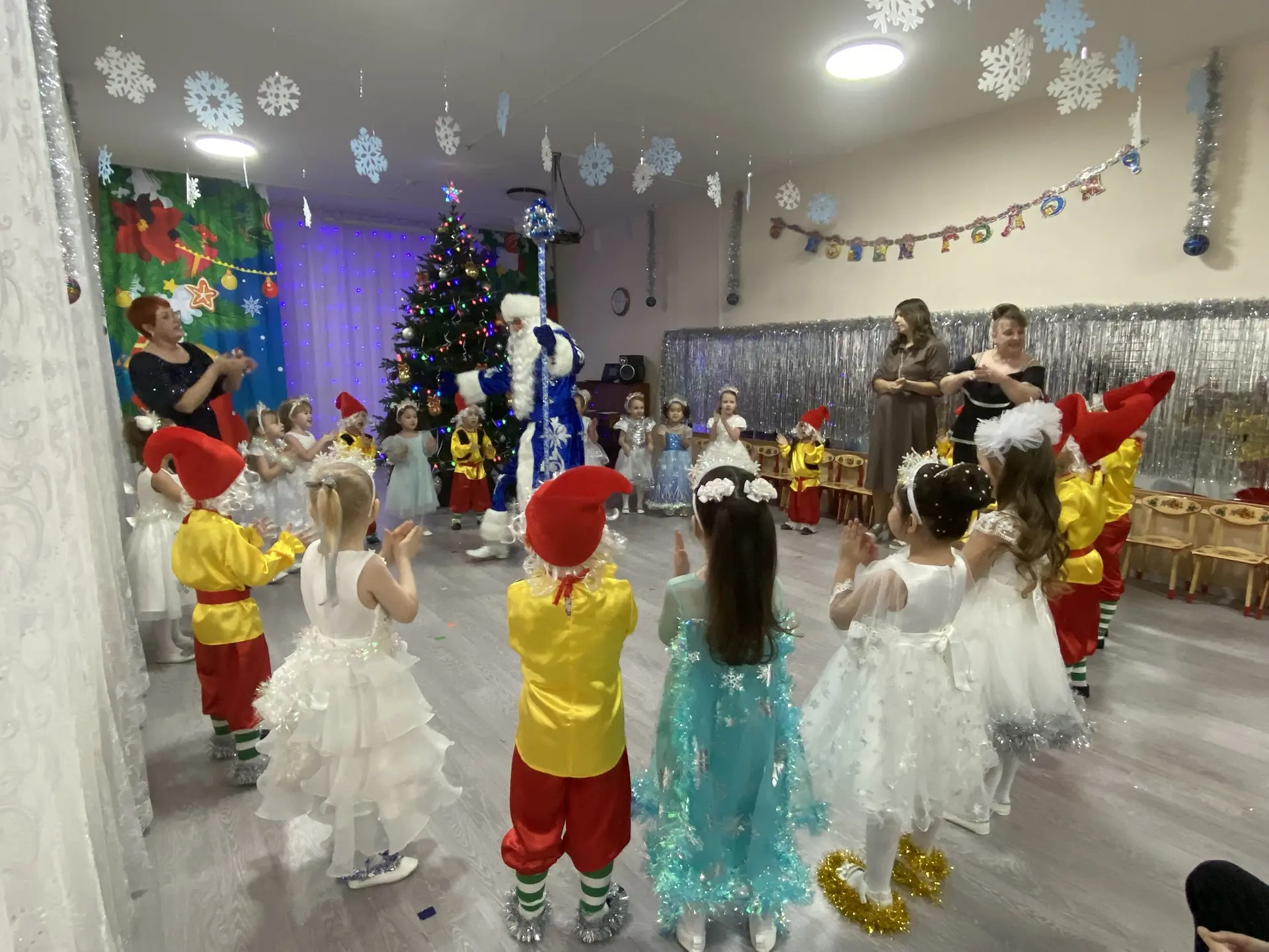 🎄Вчера в нашем детском саду начались самые волшебные праздники-Новогодние утренники. Наши ребята в 