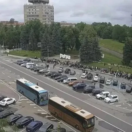 На границе с Эстонией у КПП в Нарве собралась огромная очередь: желающие отпраздновать День России ч