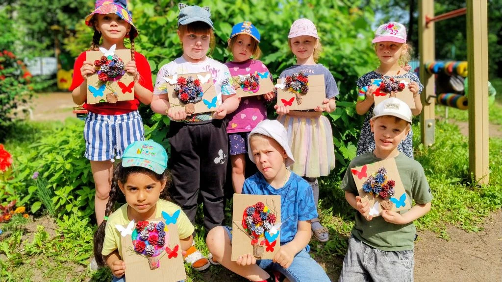 🇷🇺Эко-мастерская «Затейники» к Дню России!
🖌🎨Сегодня наши ребята из старшей группы «Затейники» п