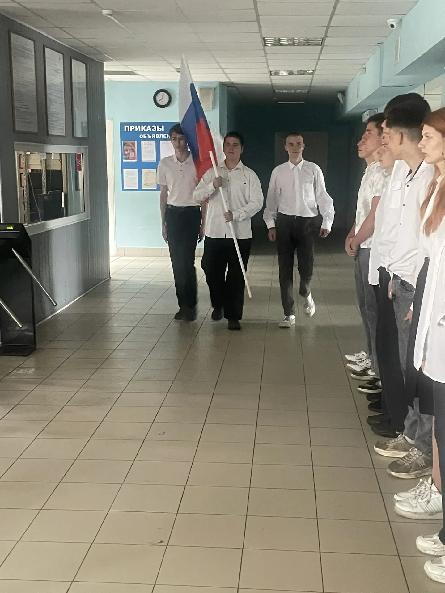 Новая учебная неделя в техникуме началась с торжественной церемонии выноса Государственного флага Ро