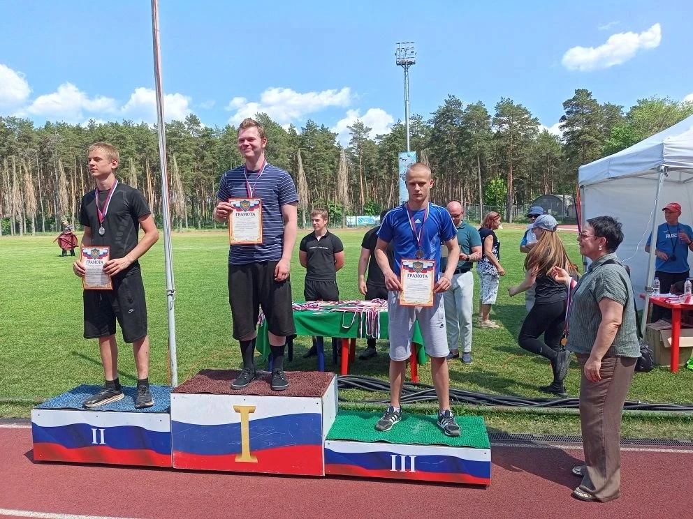 💪👫 Сегодня воспитанники школьного спортивного клуба "Смена" под руководством Семёнова П.В. приняли