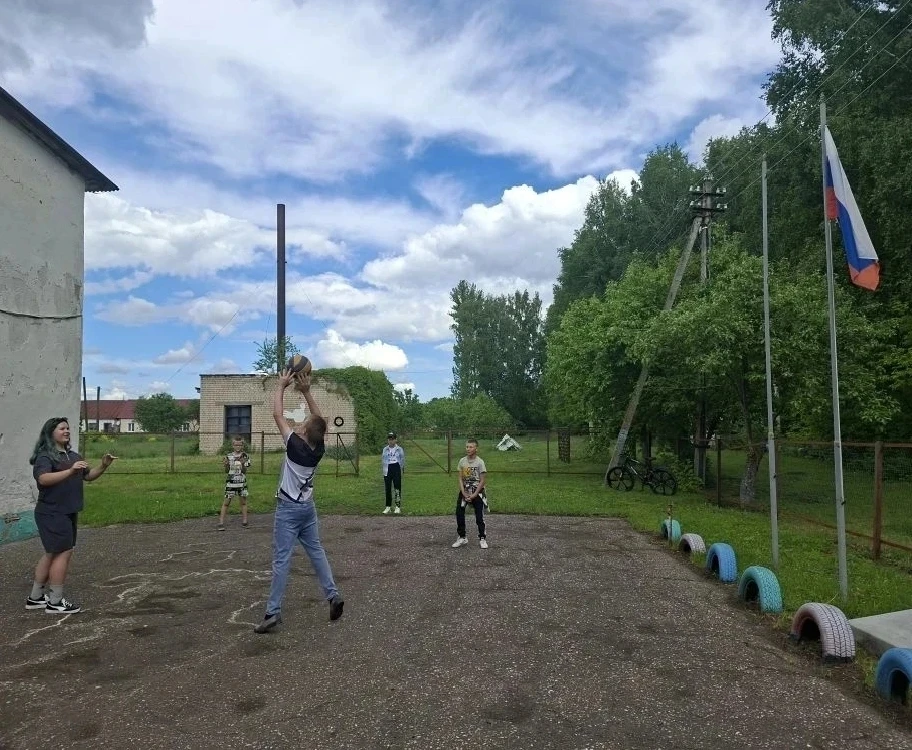 💥9 июня 2026 года работники культуры МБУК "ЦКР"провели игровую программу «Неразлучные друзья – спор