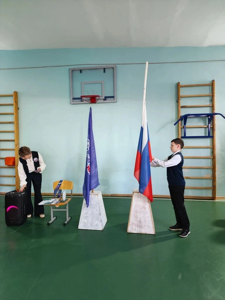 🇷🇺 Торжественная линейка и «Разговоры о важном» в начальной школе. 

📆Сегодня, 18 мая, в начально