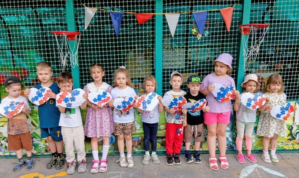 🇷🇺 От детских ладошек — к сердцу России! 🇷🇺

Сегодня в наших творческих мастерских было особенно