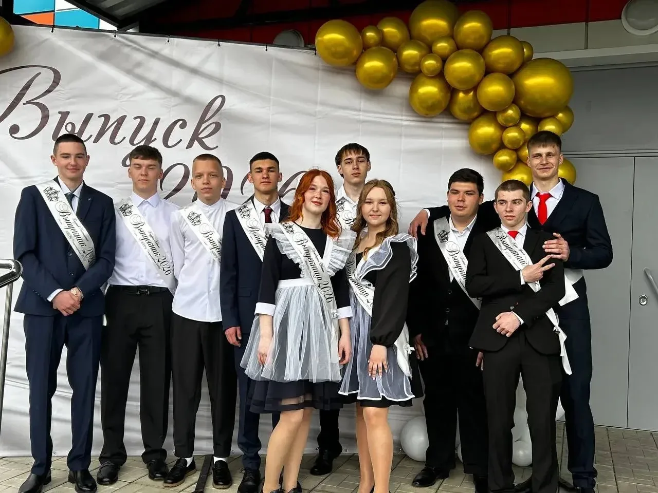 2️⃣6️⃣мая в нашей школе прошла торжественная линейка, посвящённая Последнему звонку! 💫

📍Главными 