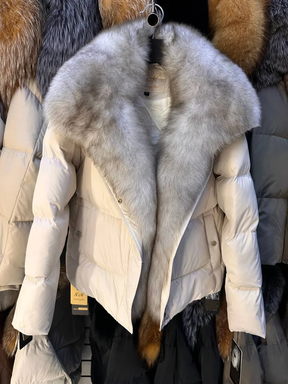💝РАСПРОДАЖА💝
Пуховик с натуральным мехом песца, длина 65 см, утеплен пухом, мех съемный 
Размеры 4