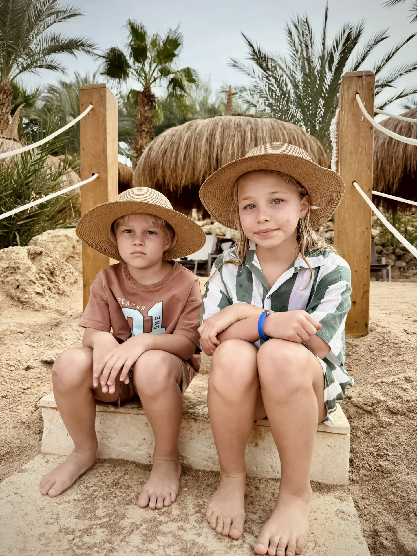 Митя мгновенно выгорел на солнце и обрел черты Гекльберри Финна. А Тая, разумеется, предстала в обра