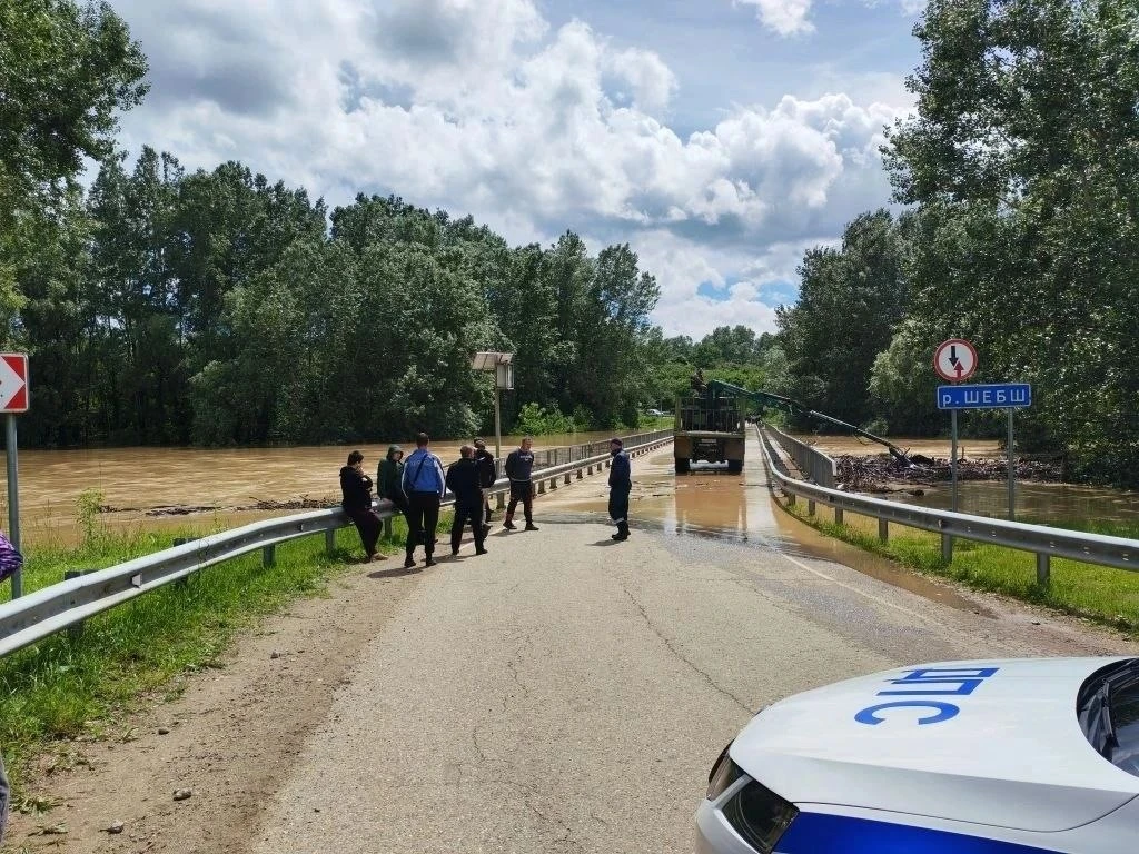 ❗️В станице Григорьевской Северского района временно перекрыли движение по мосту из-за поднятия уров
