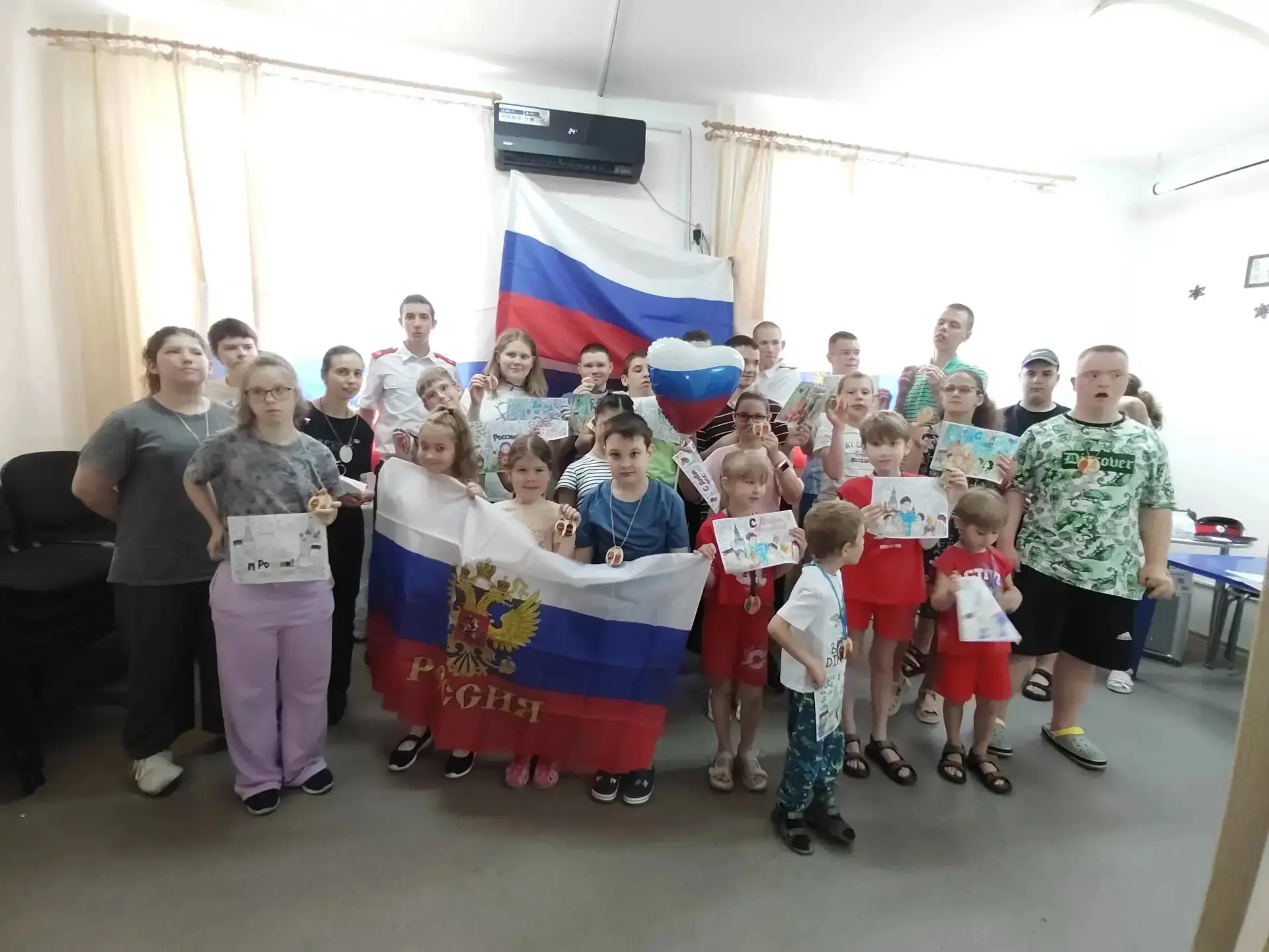 🇷🇺 Мастер‑класс «Пока мы едины, мы непобедимы!»
Казаки-кадеты нашего корпуса провели особенный мас