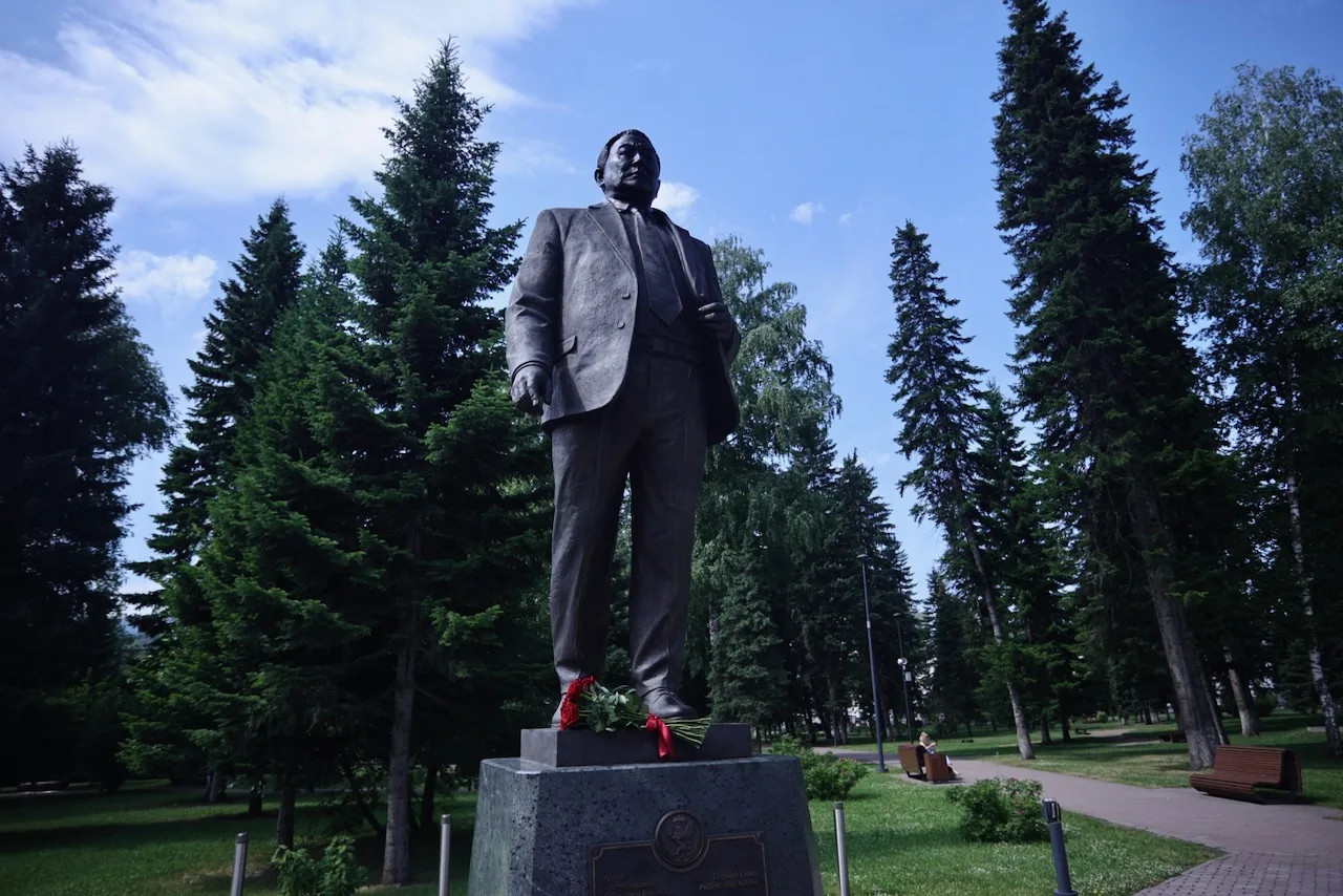 «Просто хочется верить,
Просто хочется ждать.
Надоело не верить,
Надоело не ждать.

Мы порой усложня