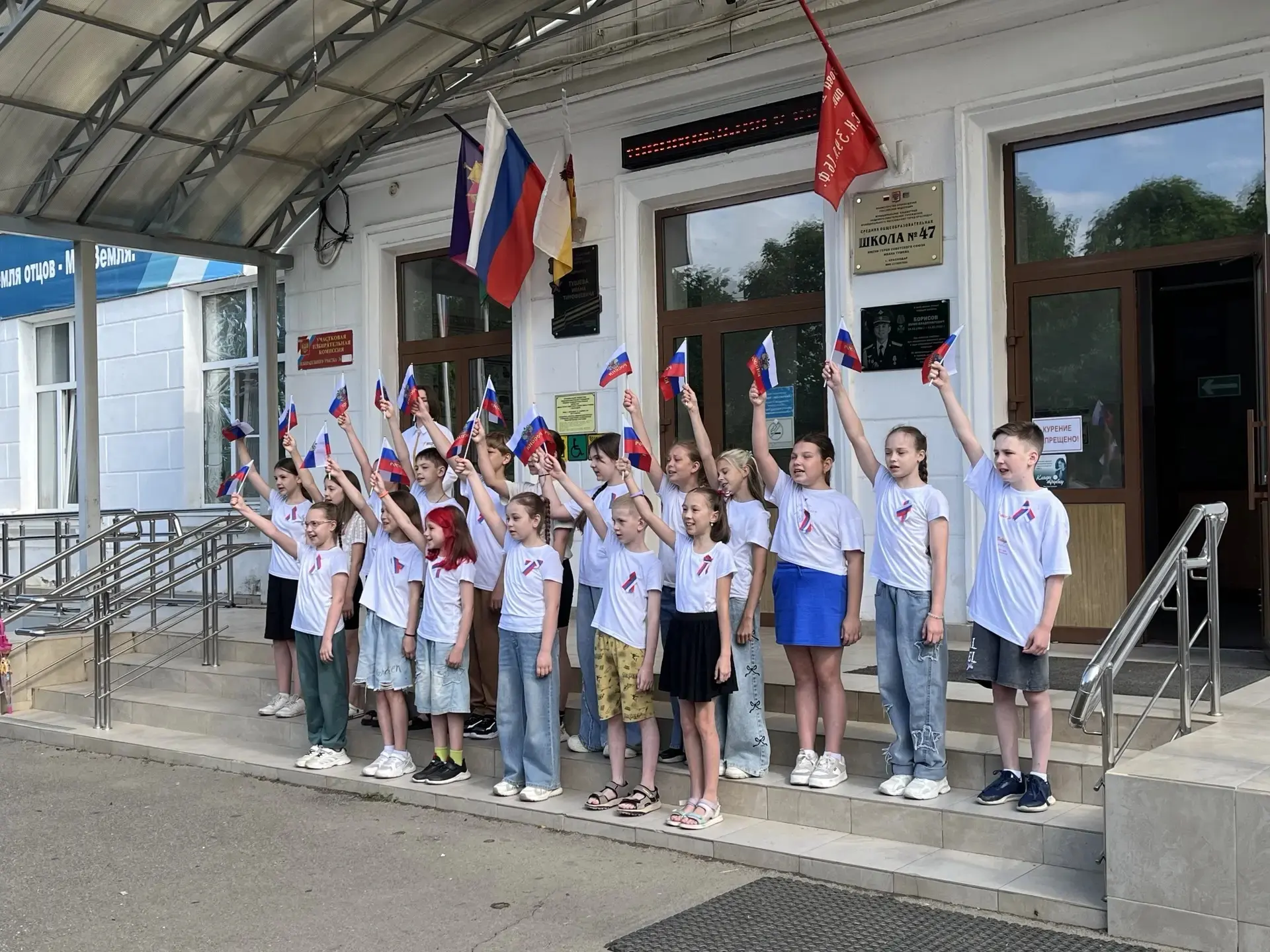 ☀️ Вчера в лагере «Салют» царила особая атмосфера — мы отметили День России торжественной линейкой! 