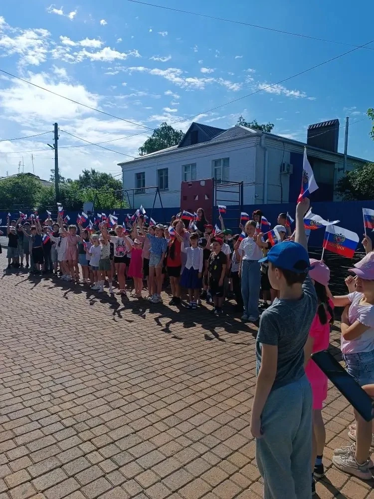 🎉 День России в лагере — это было ярко, шумно и очень душевно!

Сначала — торжественная линейка: ги