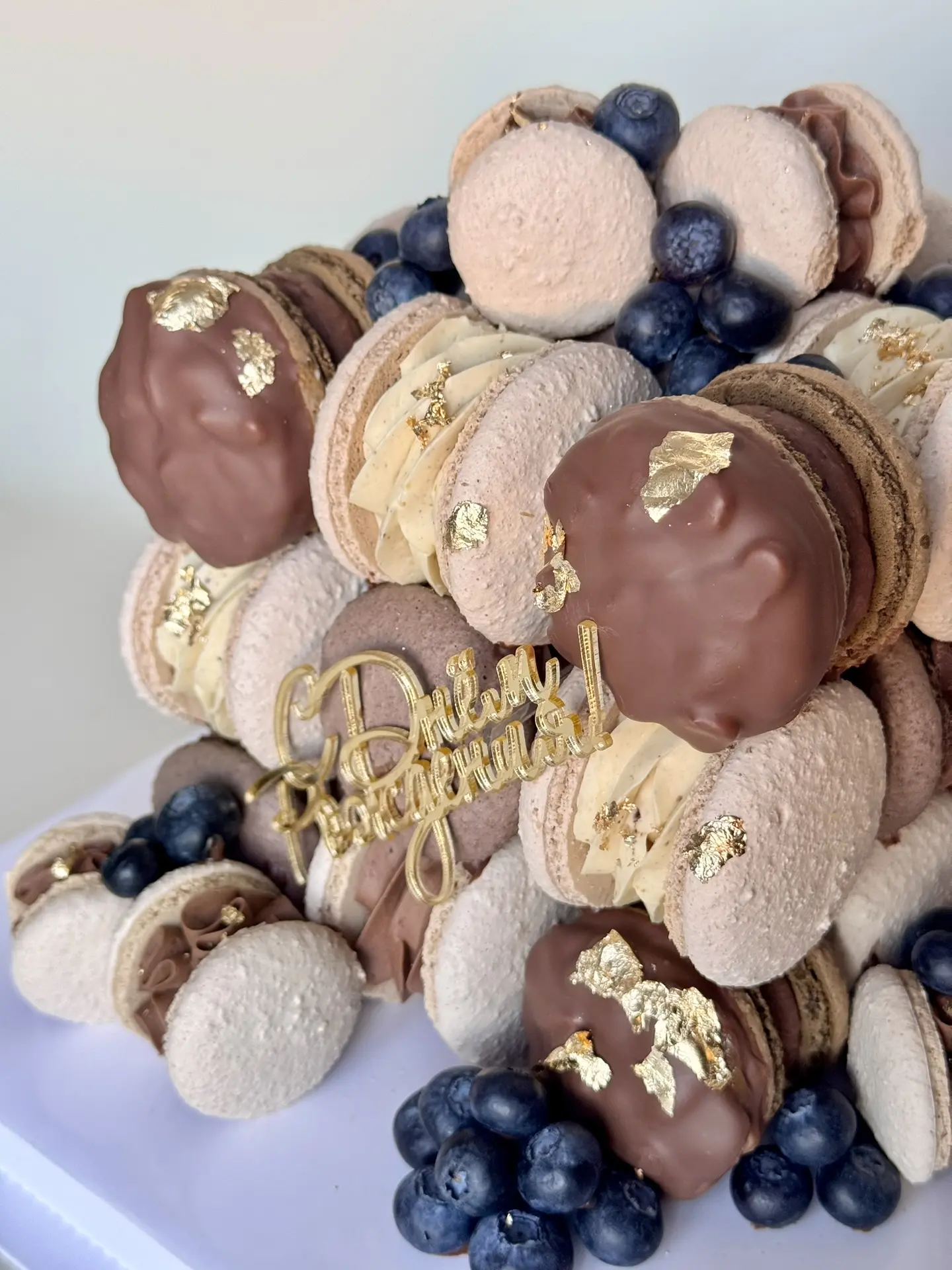 💗ТОРТ - КУБ 💗

Сегодня хочу уделить особое внимание кубу из макаронс 🎂

💜Торт‑куб из макаронс: д