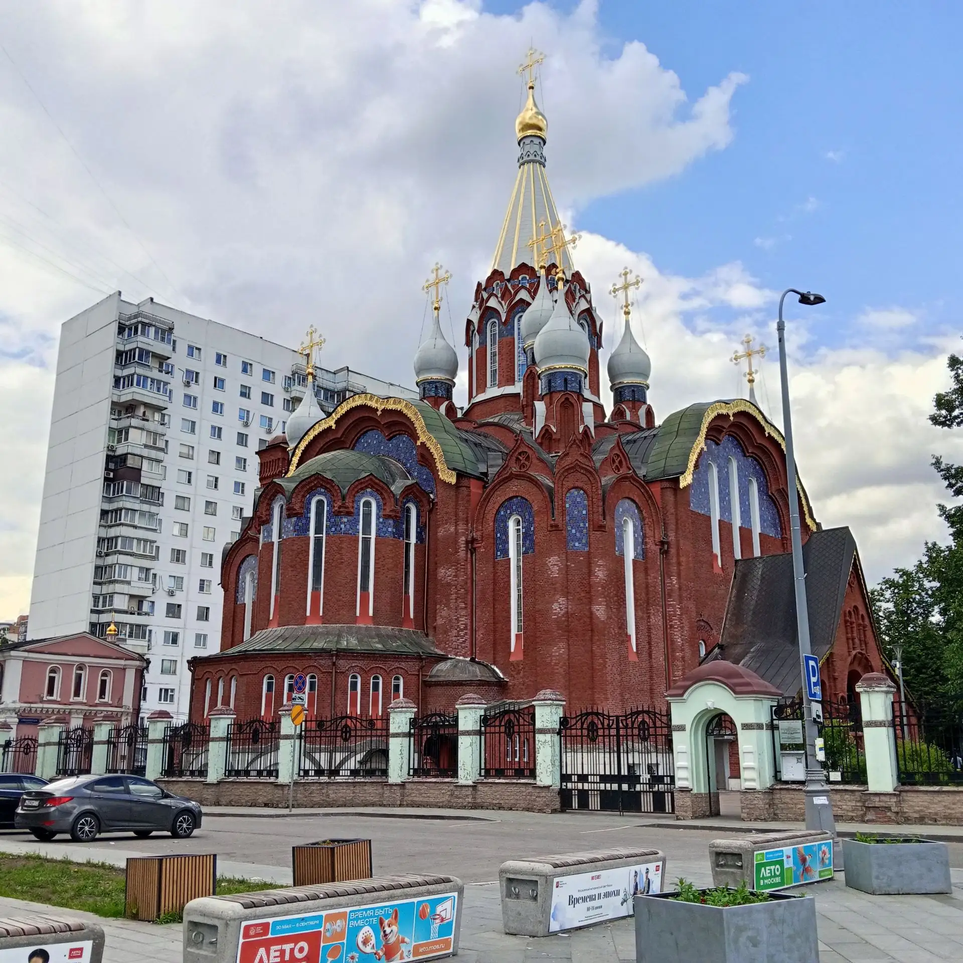 Прекрасный храм Воскресения Христова в Сокольниках после недавней реставрации ⛪️

Видны еще старое п