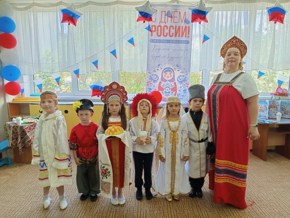 Накануне Дня России в нашем детском саду царила особая атмосфера — атмосфера любви к Родине! 
Дети с