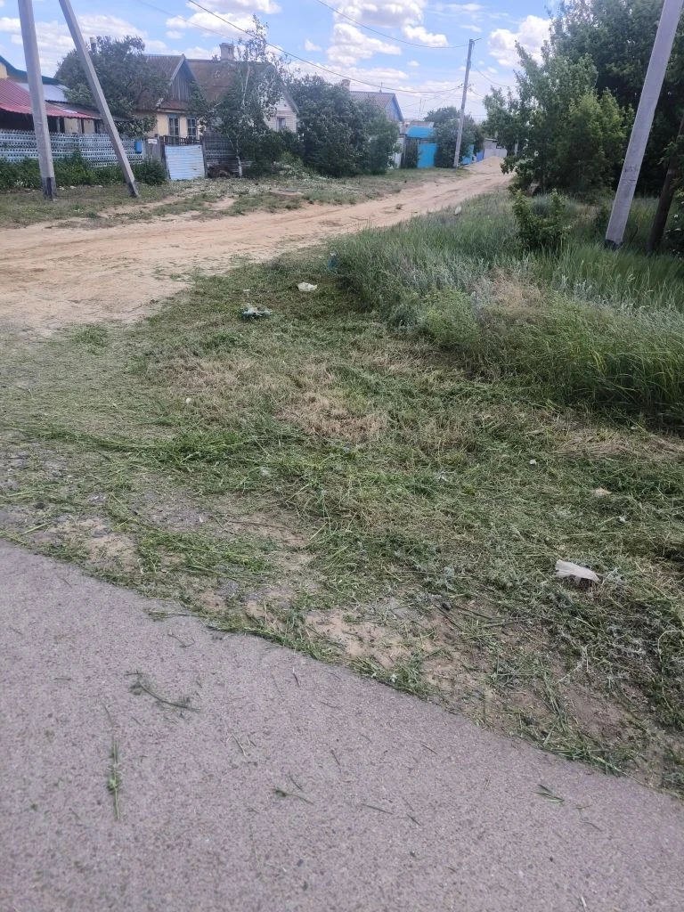 В рамках противопожарных мероприятий продолжаются работы по покосу травы. 
На сегодняшний день покос