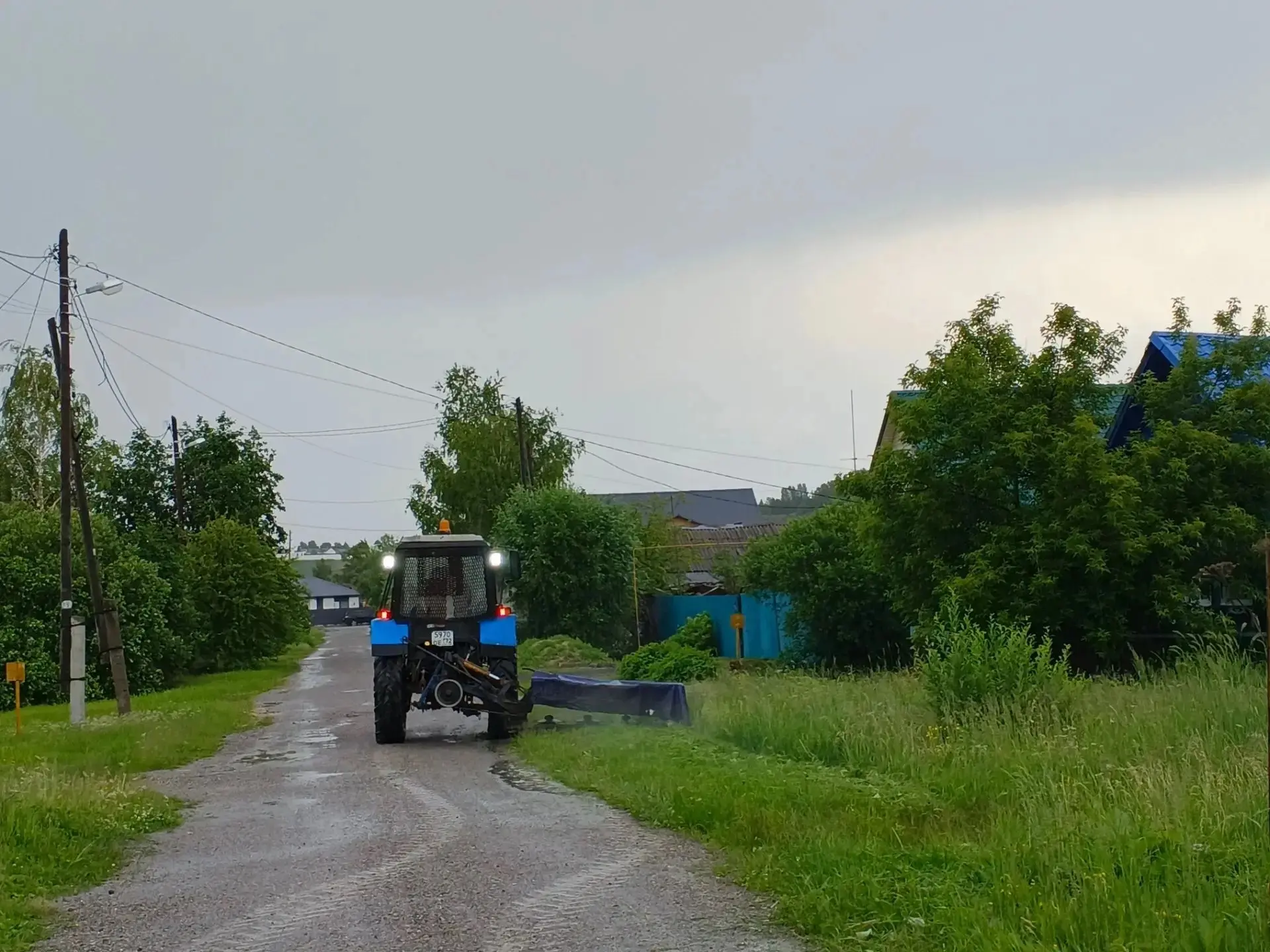 Дорожные рабочие наводят порядок на улицах Тобольска: убирают мусор, скошенную траву, ремонтируют, м