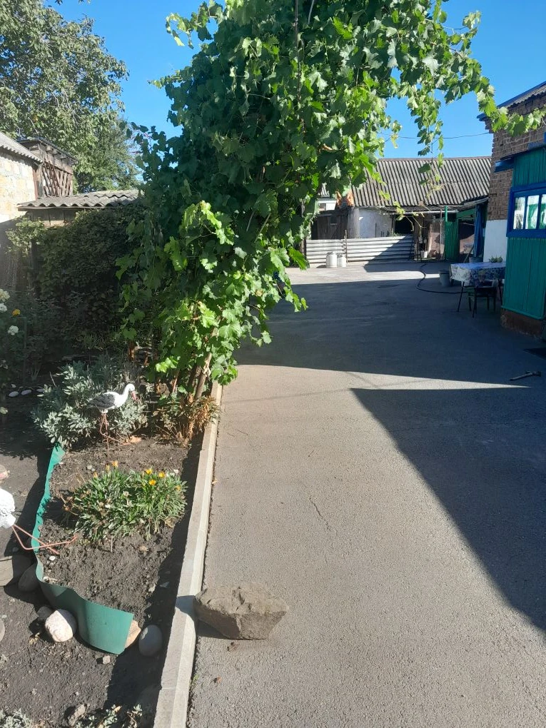 Продаётся квартира (дом на 2хозяина)53кв.м 6соток земли. В доме газ,вода интернет, имеются хоз.постр