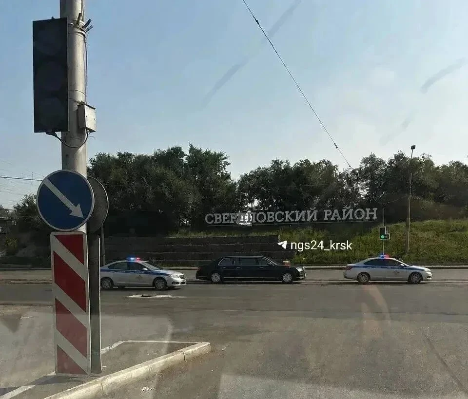 🇷🇺Президентский кортеж в Красноярске?

В Красноярске заметили лимузин Aurus, который обычно исполь