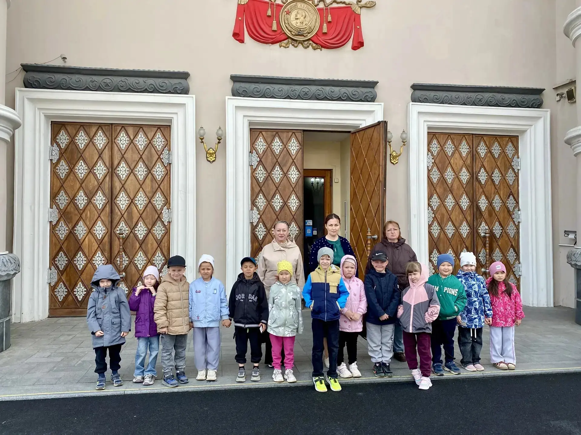 🎭 Выход в свет! Группа 12 «Радуга» в Театре оперы и балета! 🦋
У ребят из 12 группы выдался по-наст