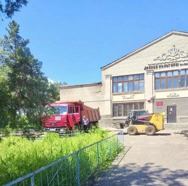 В селе Нижняя Александровка начались работы по благоустройству прилегающей территории к Дому культур