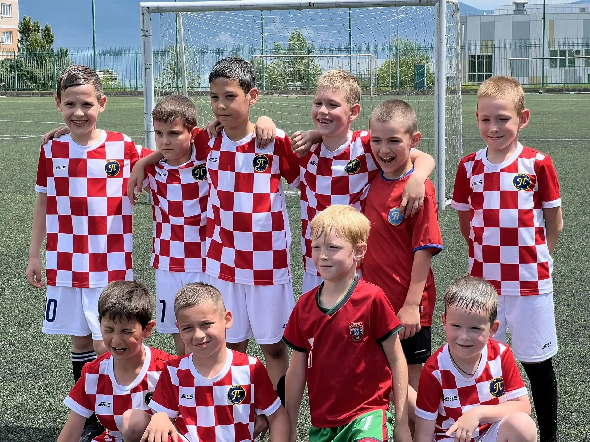 ⚽️ Дебют с огоньком в глазах: наша Младшая  футбольная команда на поле!

 🙌 У учеников нашей школы,