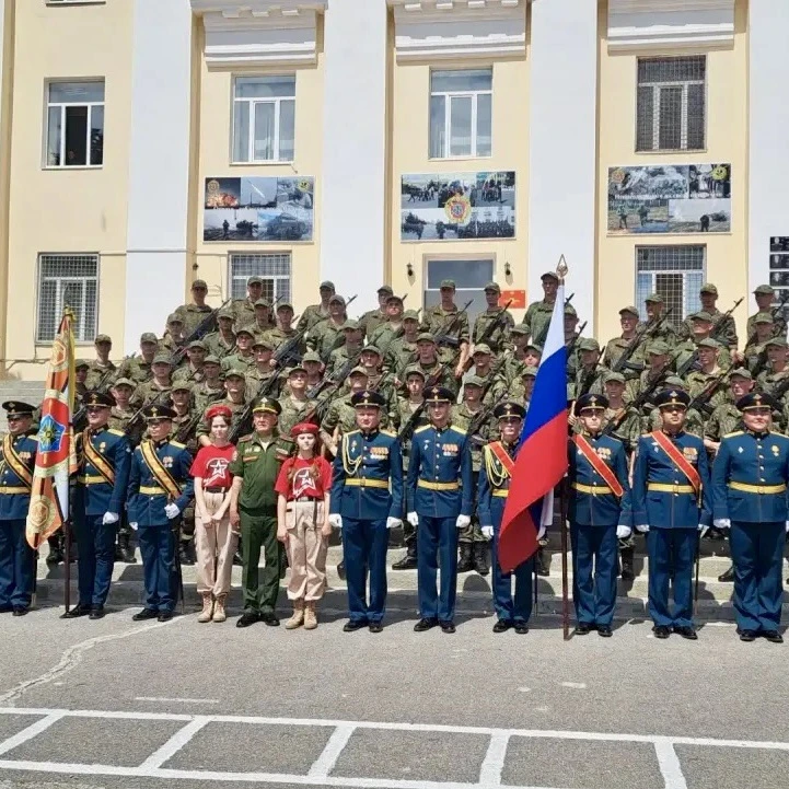 Юнармейцы ГКСУ СО "Камышинский ЦПД"  поздравили военнослужащих-новобранцев 28-й отдельной ордена Жук