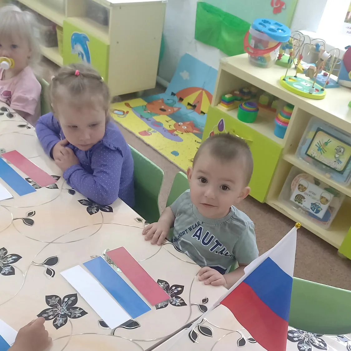 В преддверии  празднования Дня России  малыши смешанной ранней группы  "Бусинки " познакомились с си