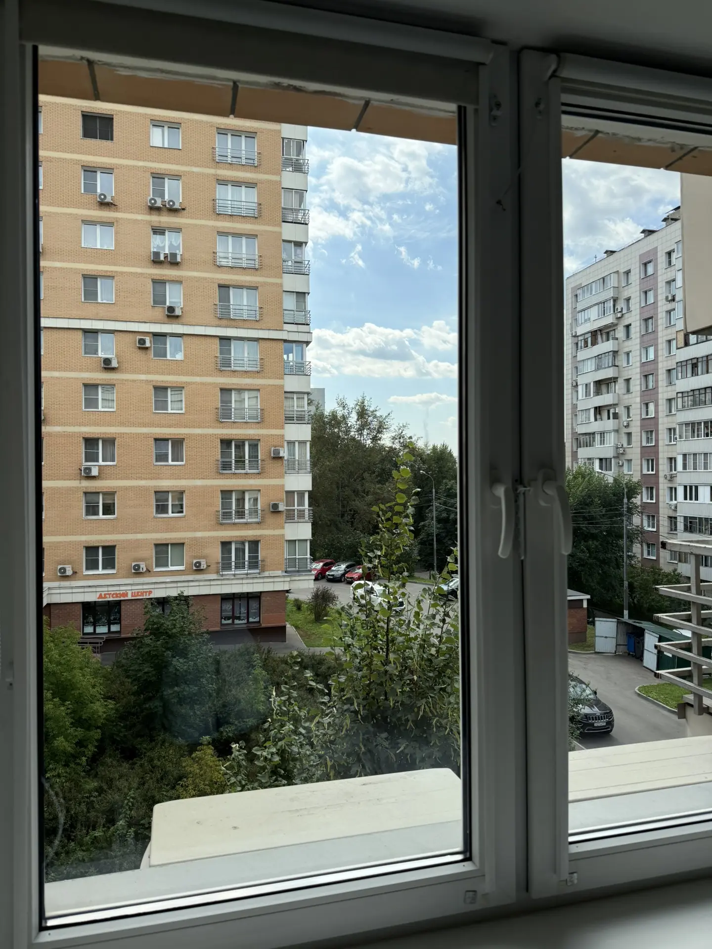 На 4 вещи можно смотреть бесконечно: огонь, воду, как работают другие и чистые окна.

Еще и шторы от
