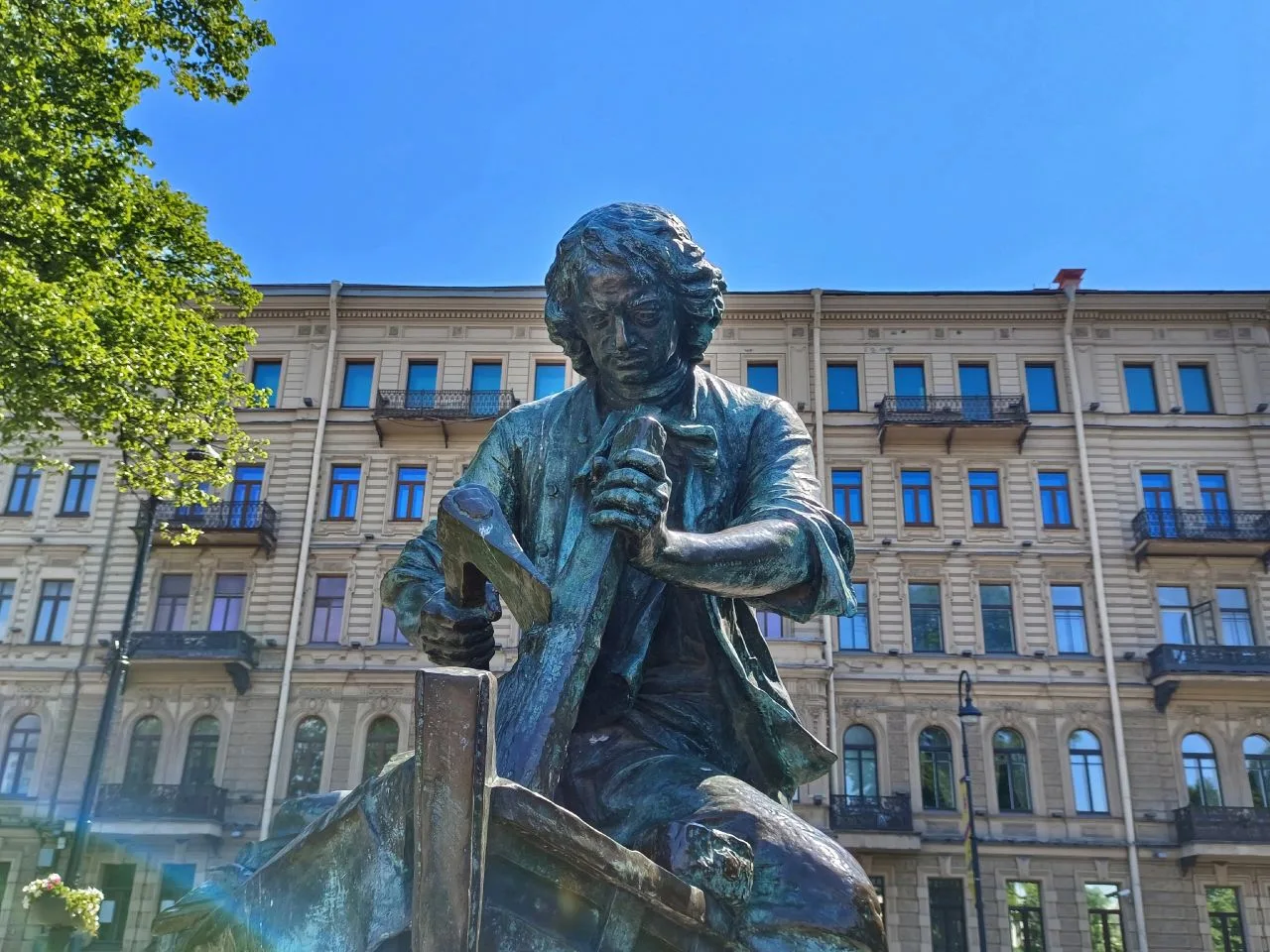 🎉Сегодня в нашем городе отмечается 354‑летие со дня рождения великого реформатора, главного градона
