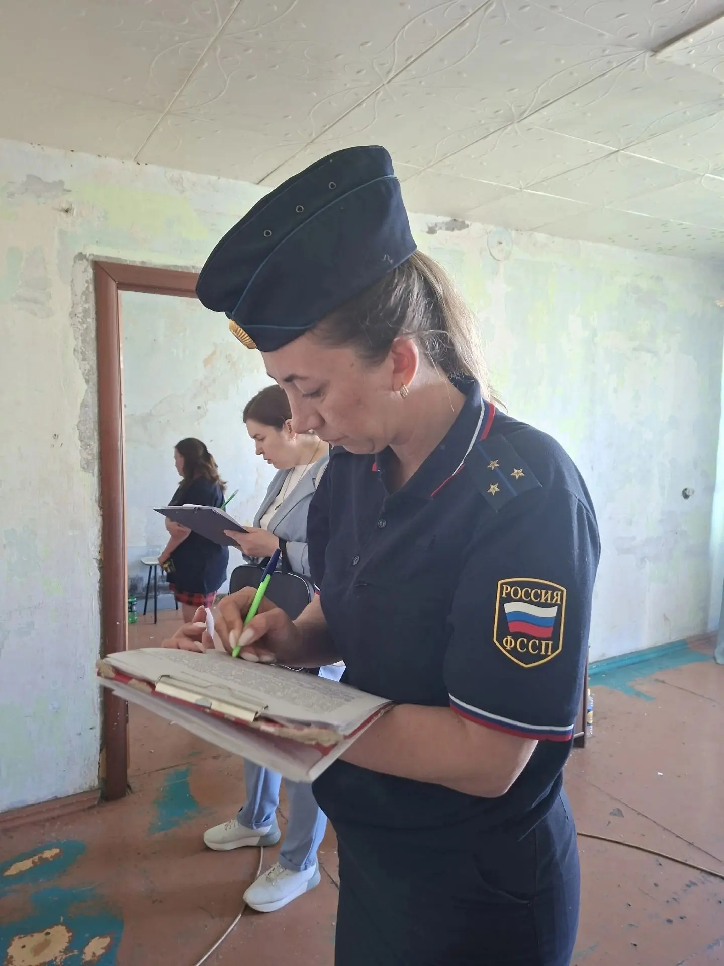 ⚡️В Красноярске судебные приставы исполнили решение суда по выселению жильца «нехорошей» квартиры и 