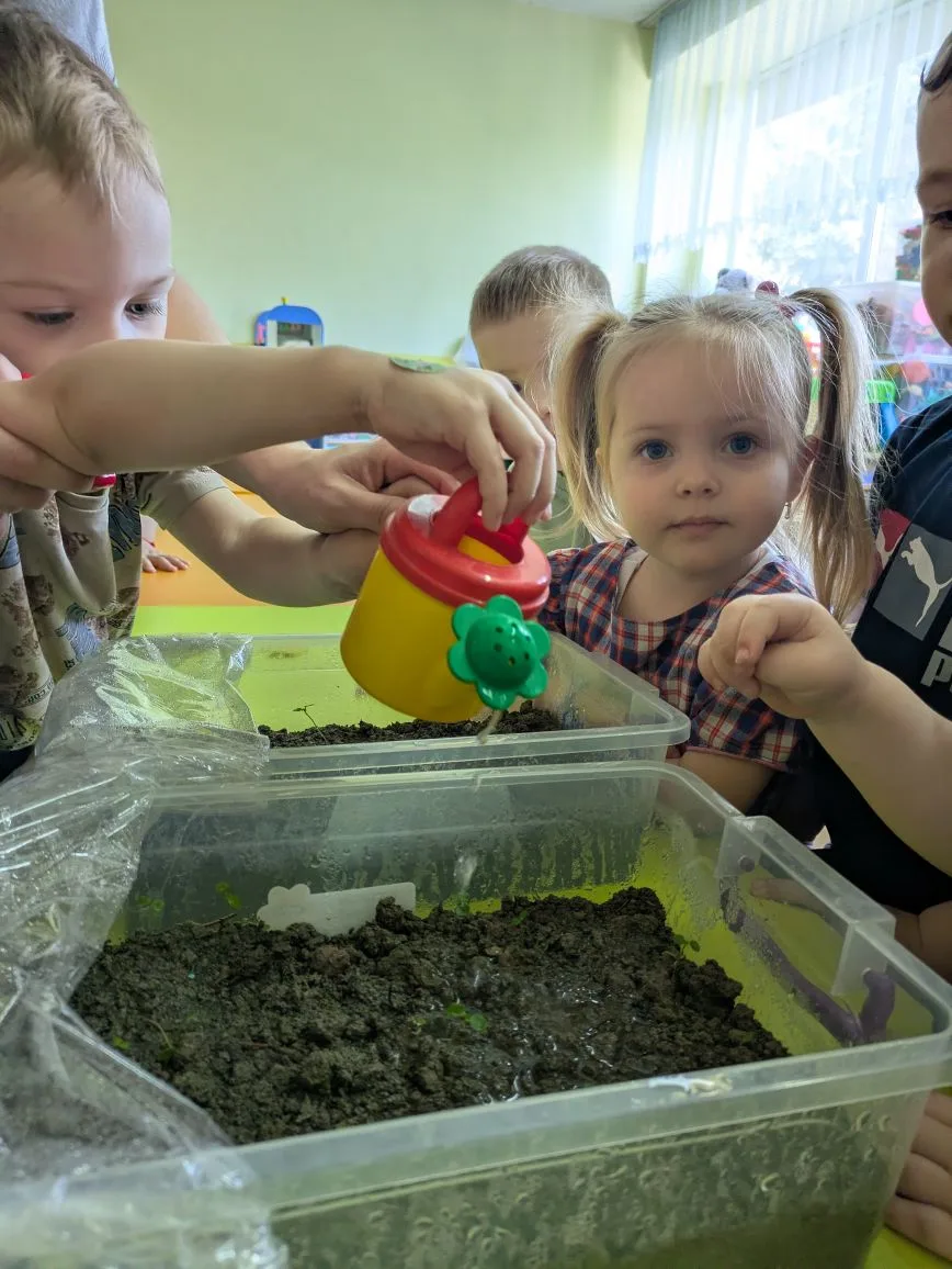 🌱 Из семечки — в росток!

Наши малыши выращивают платаны: посадили, поливают, наблюдают за каждым н