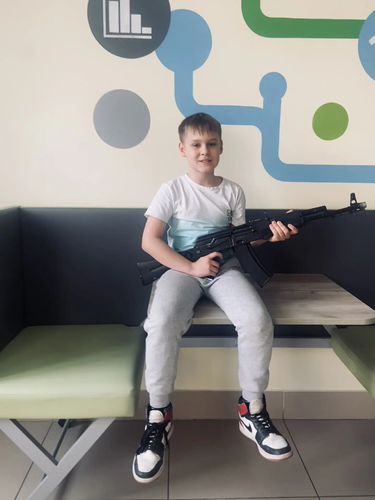 Досье

Имя: Миша 
Возраст: 11 лет 
Позывной: Вольт 
Роль в команде: штурмовик 

 Миша активно занима