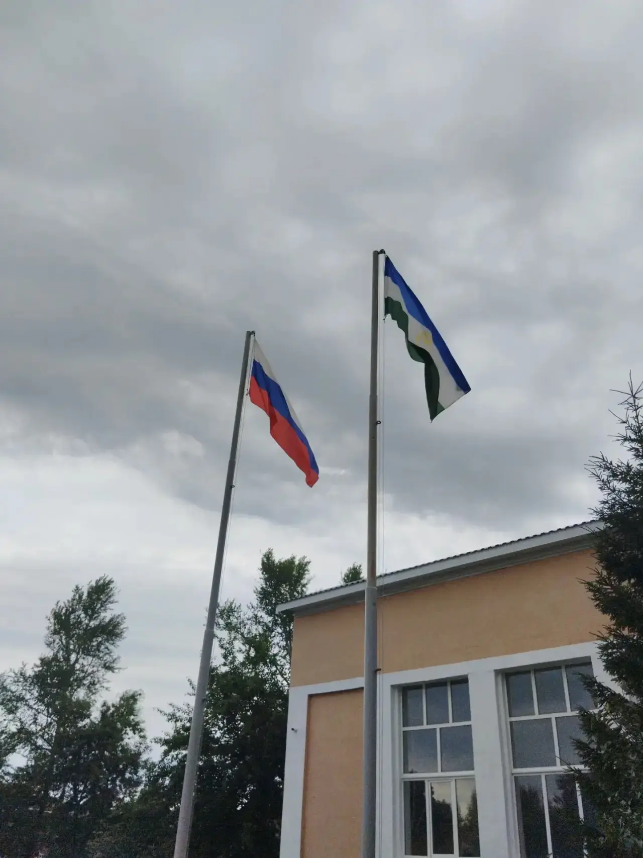 20 июня в лагере «Радуга» после завтрака ребята пошли к Вечному огню на день Памяти и Скорби. Возлож